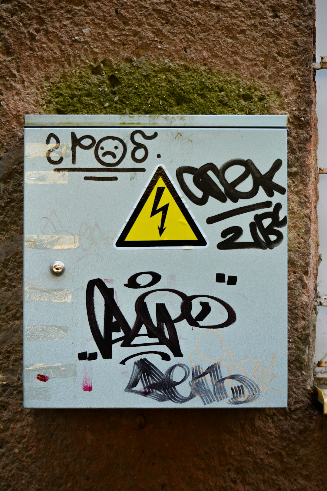 a-sign-on-a-wall-with-graffiti-on-it-gzuomgv4ooy